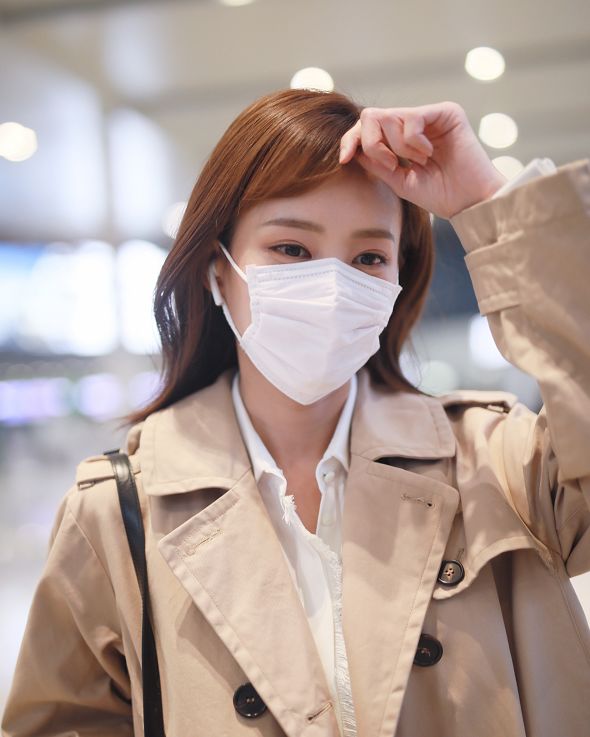 李一桐穿卡其色风衣内搭白衬衫走机场,造型简约时尚,温柔大气!