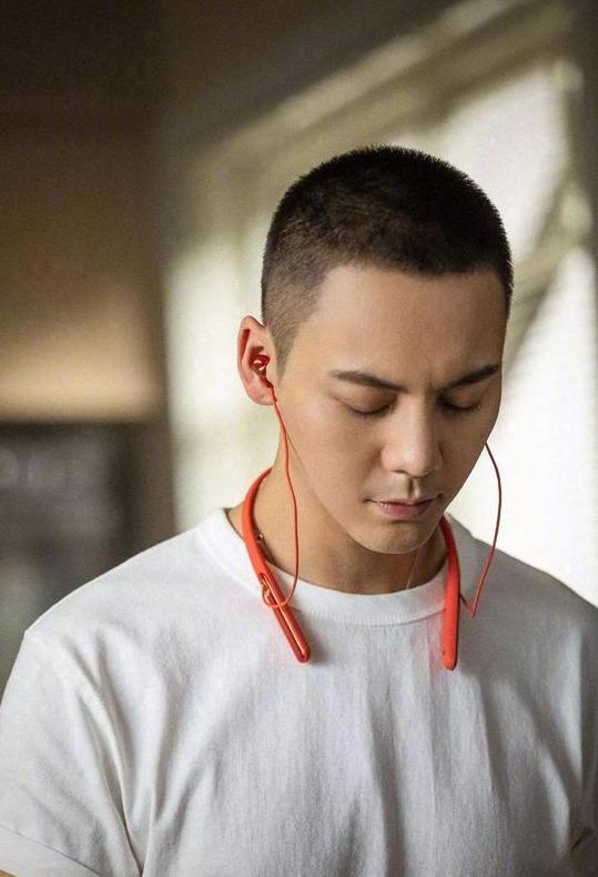 林俊杰欲帮萧敬腾拿"歌王",周杰伦创作新歌,蔡徐坤发鸡汤文