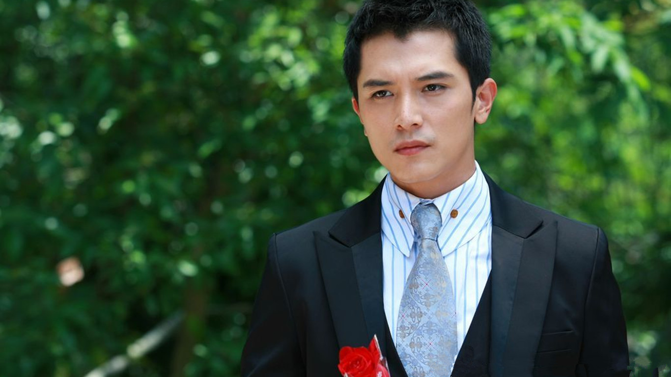 戚薇,张檬,邱泽等人一起主演的,尤其是邱泽在剧中非常帅气,气质也很好