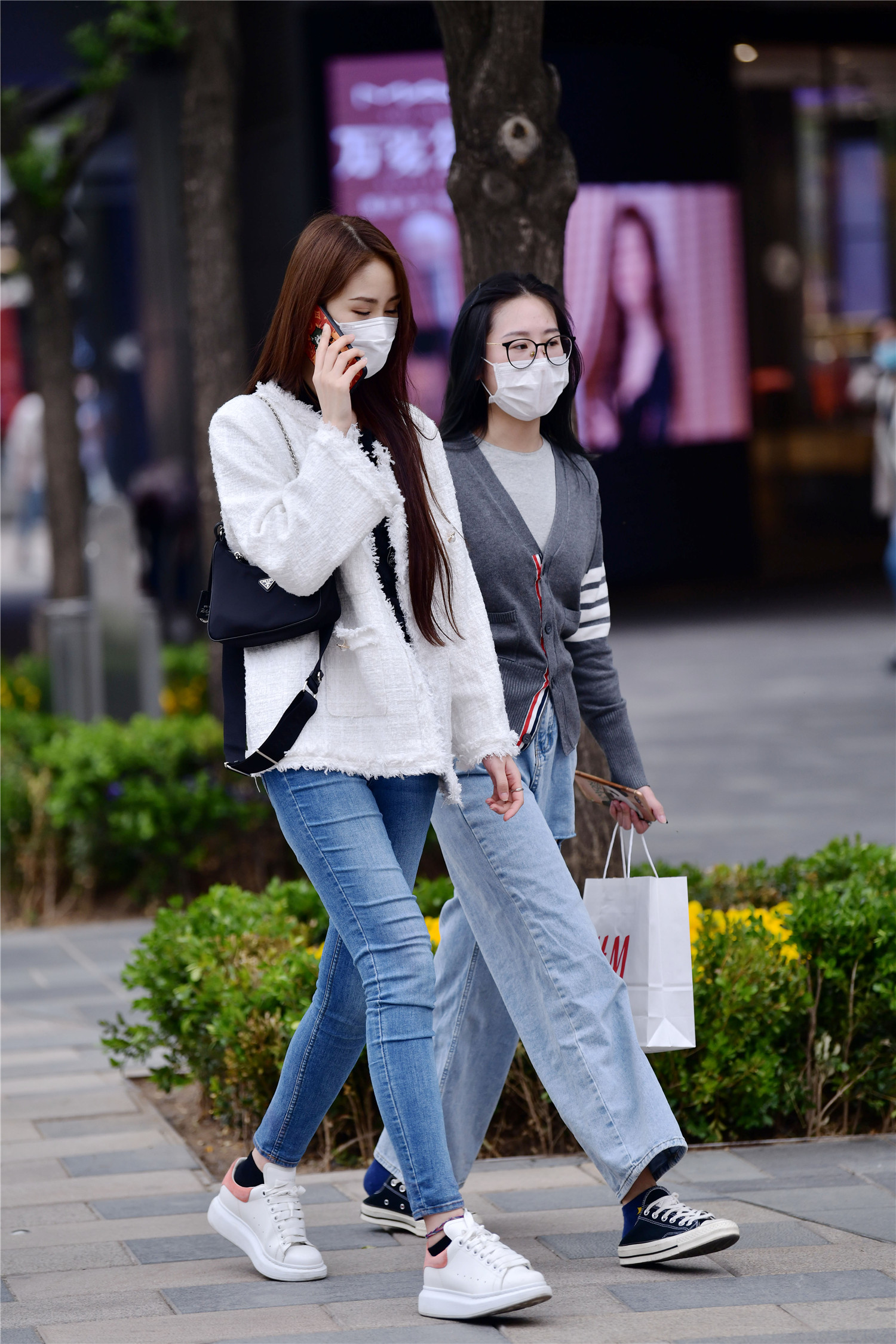 春天里和闺蜜逛街,要怎么搭配?选择自己最喜欢的衣服就对了