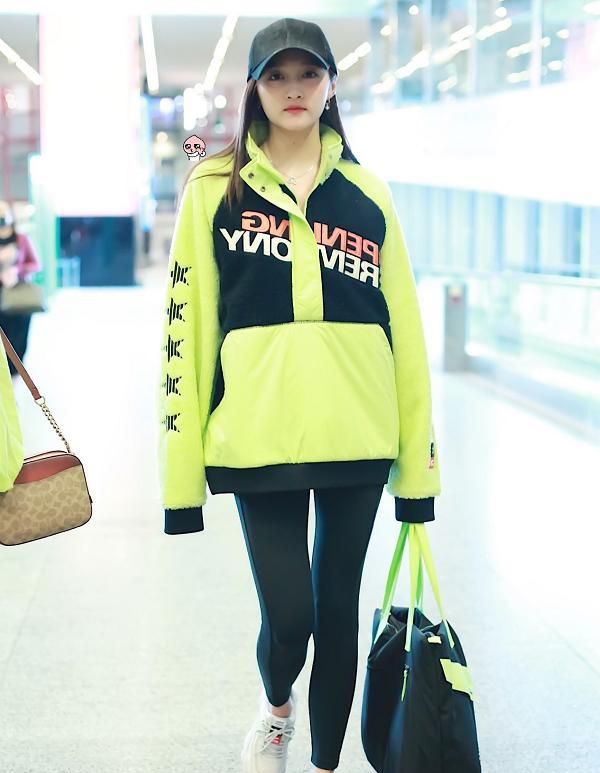 关晓彤恋爱后大改变,"秋裤外穿"引热议,这还是普通人的腿?