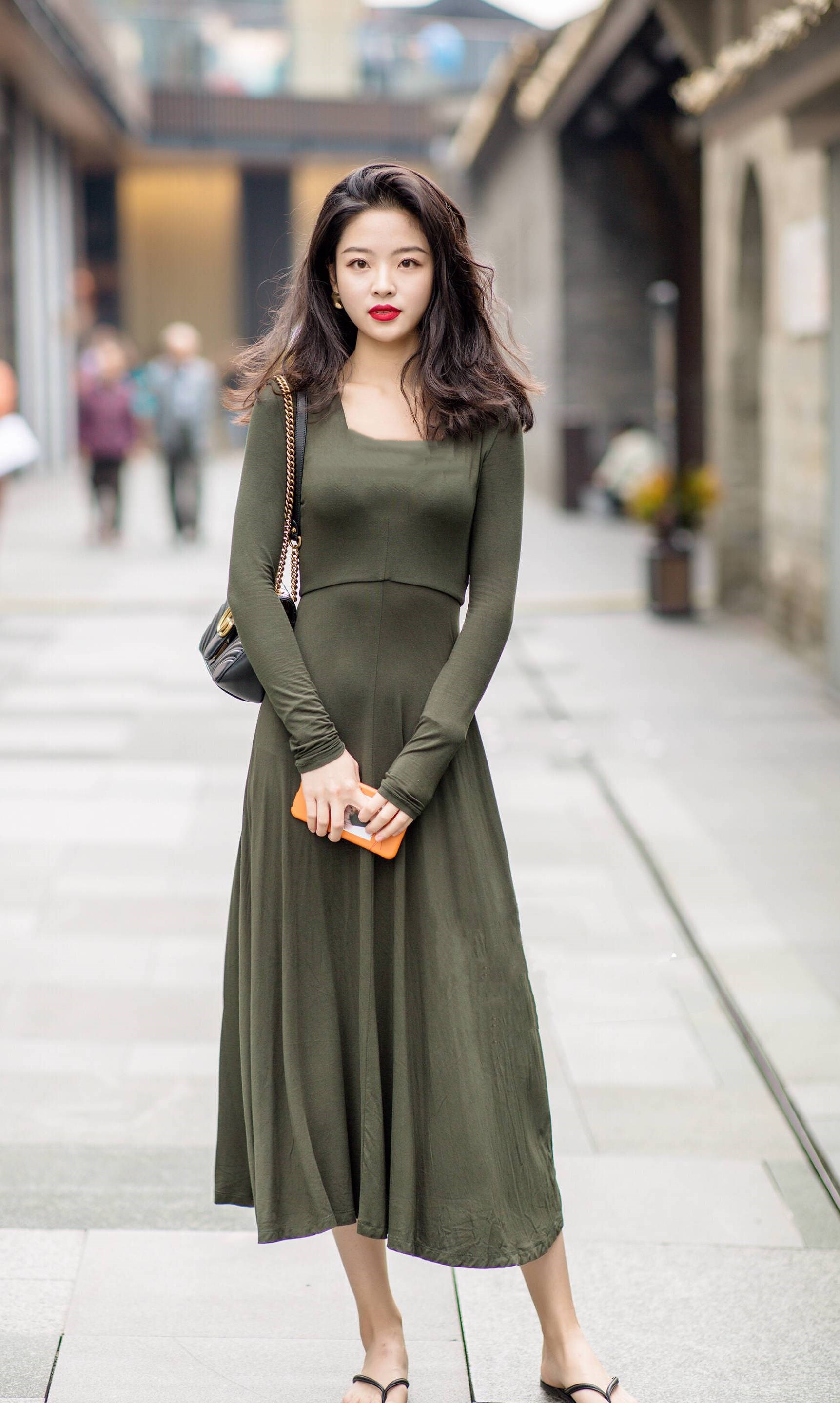 时尚的美女们穿上优雅的连衣裙扮美了自己装点着多彩的街头