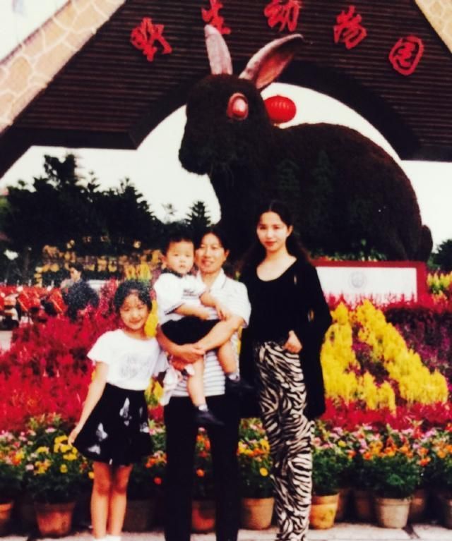 杨采钰罕晒旧照,豪宅意外曝光,妈妈与刘亦菲妈妈几乎一模一样
