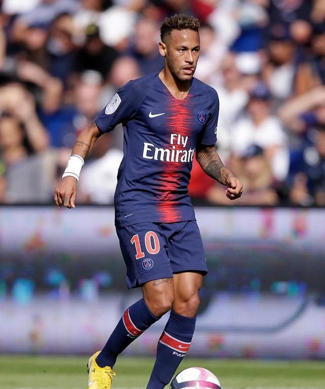 选择接班球王梅西?还是选择金钱?内马尔艰难的抉择