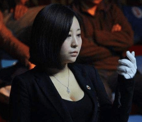 她被誉为台球界的"卡戴珊",因低胸装一夜爆红,后来被禁赛