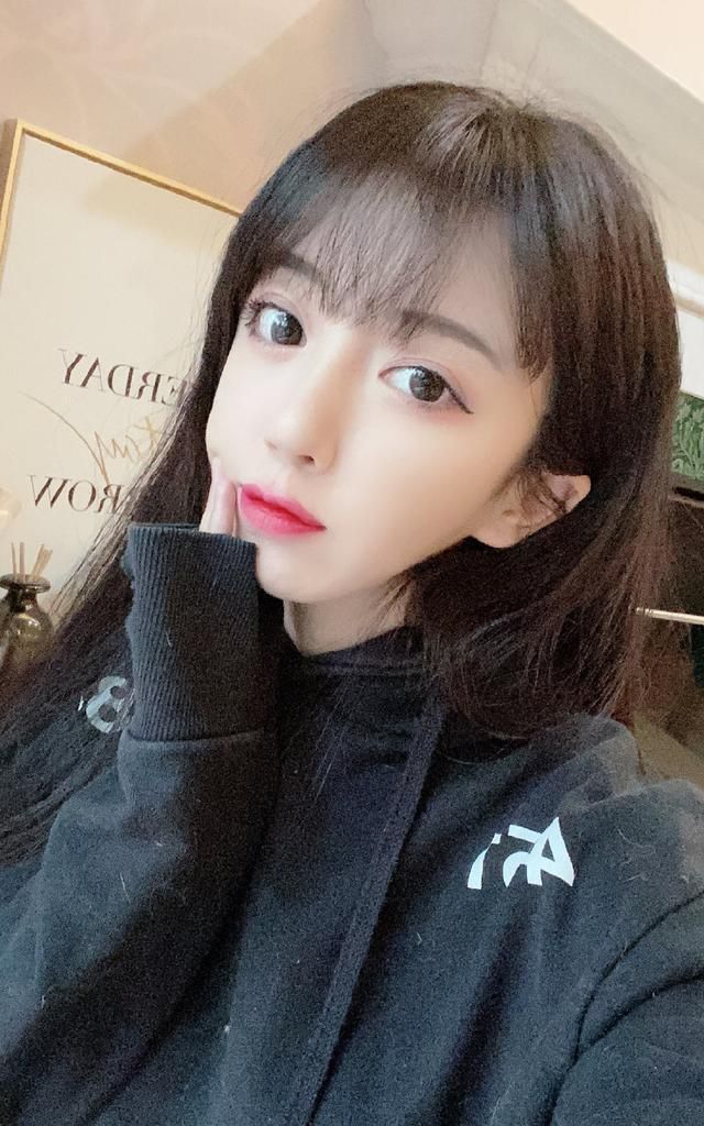 照片中的呆妹儿虽然长得可爱,但是跟现在的她比起来,都难以辨认.