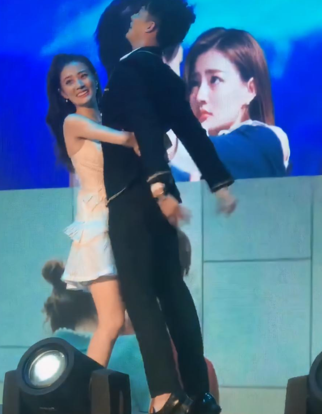 徐璐被男票"公主抱",有谁注意张铭恩手咋放的?摄影师都慌了!