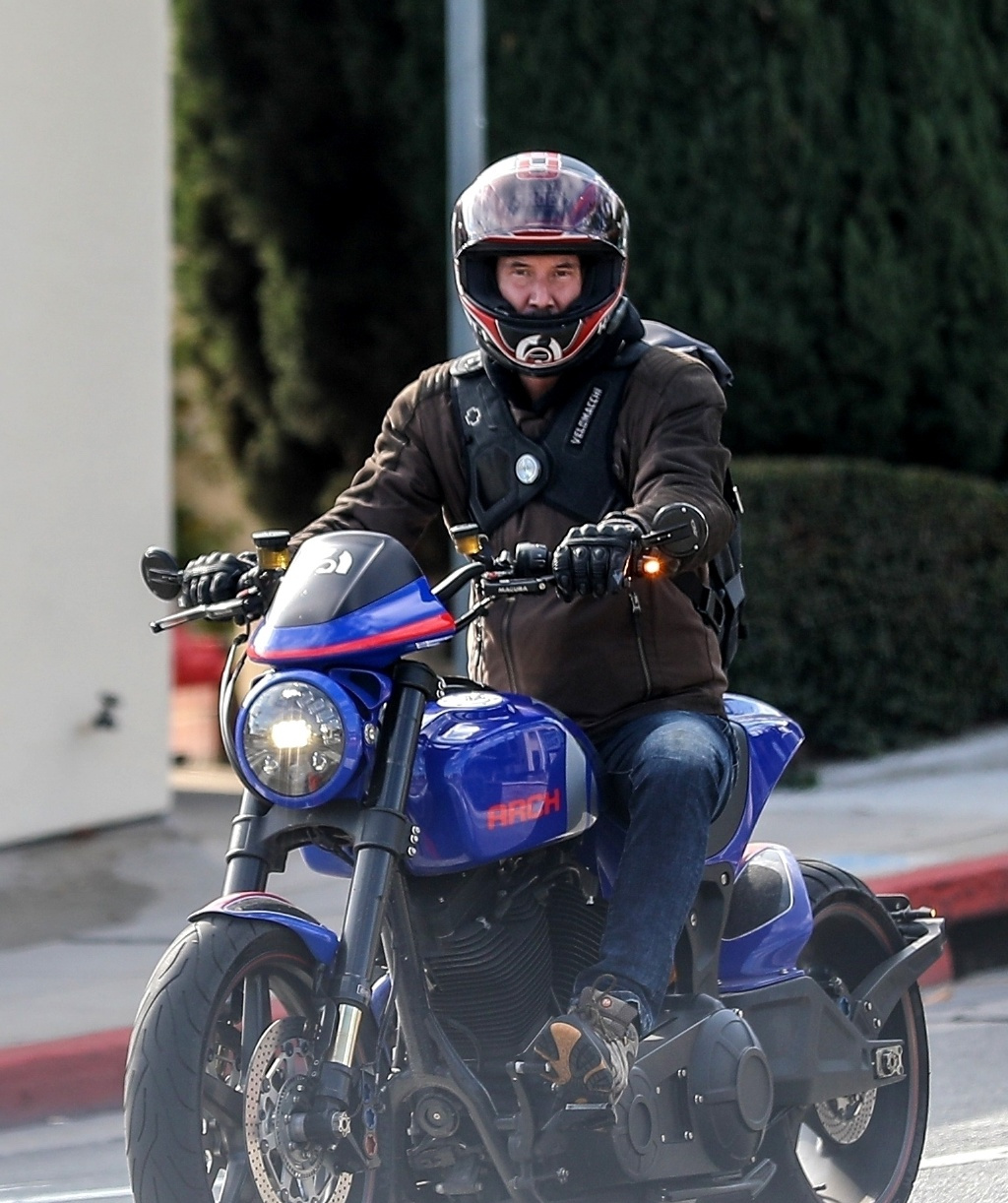 机车夹克 大皮鞋亮相,帅到爆表