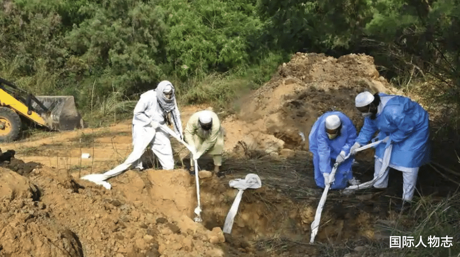 男子因新冠去世,警察瞒着家属连夜将其秘密埋葬,却