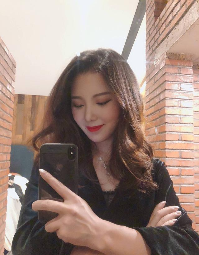 奥运冠军何可欣,21岁时就退役,二次发育成女神,至今仍单身一人