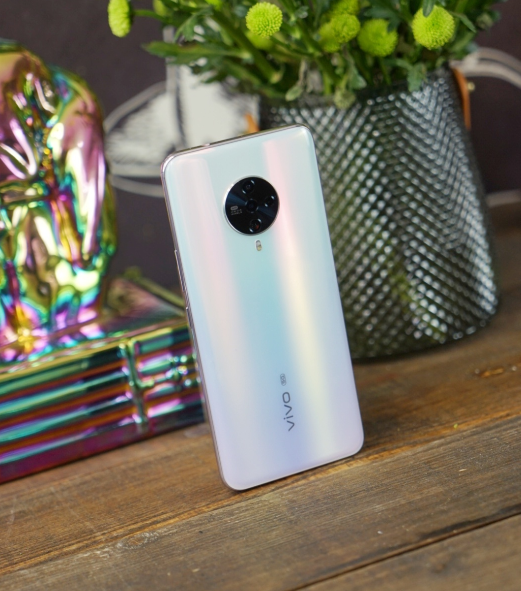 让色彩在手机外壳上"艺术升华",vivo s6的黑白配色做到了