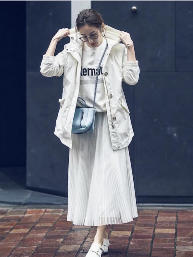 白色百褶裙的多种搭配一衣多穿将复杂的事情简单做