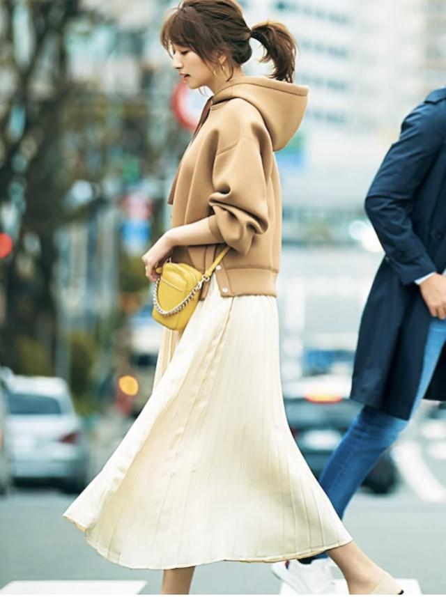 白色百褶裙的多种搭配一衣多穿将复杂的事情简单做