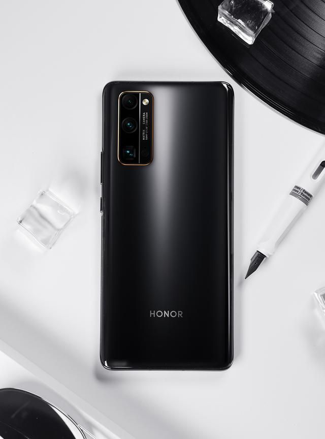 不得不说,在外观设计上,荣耀30系列代来的是看得见的升级,全方位升级