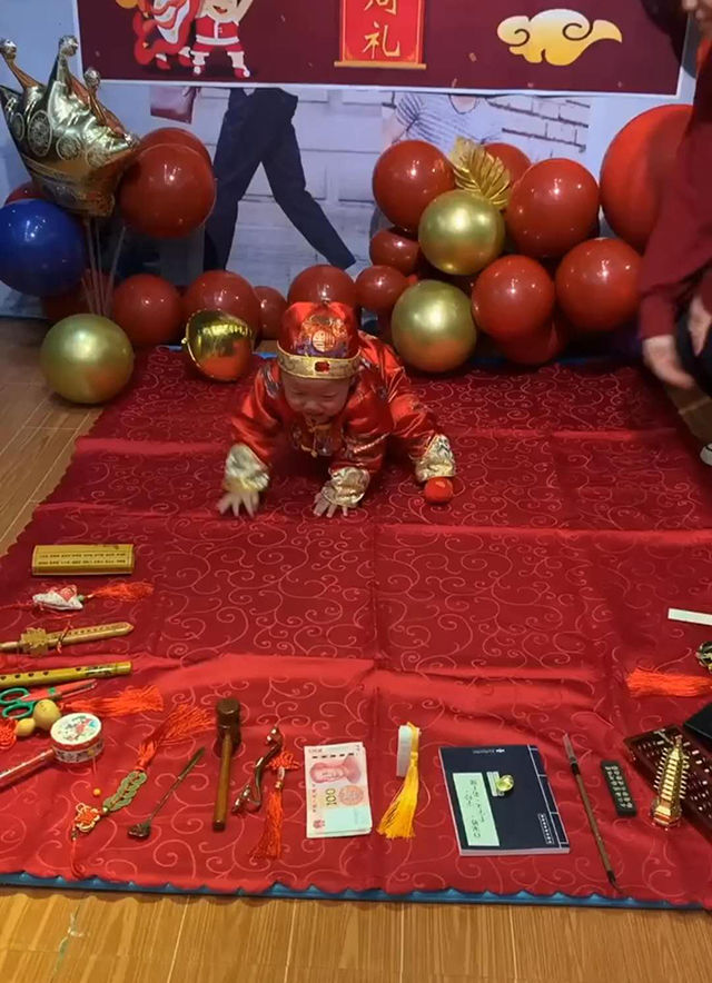 儿子周岁抓周,心仪已久的东西终于到手,妈妈:随他爸,是个财迷