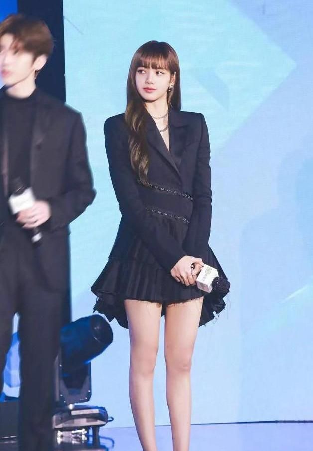 青春有你导师lisa真大胆穿短裤大跳热舞