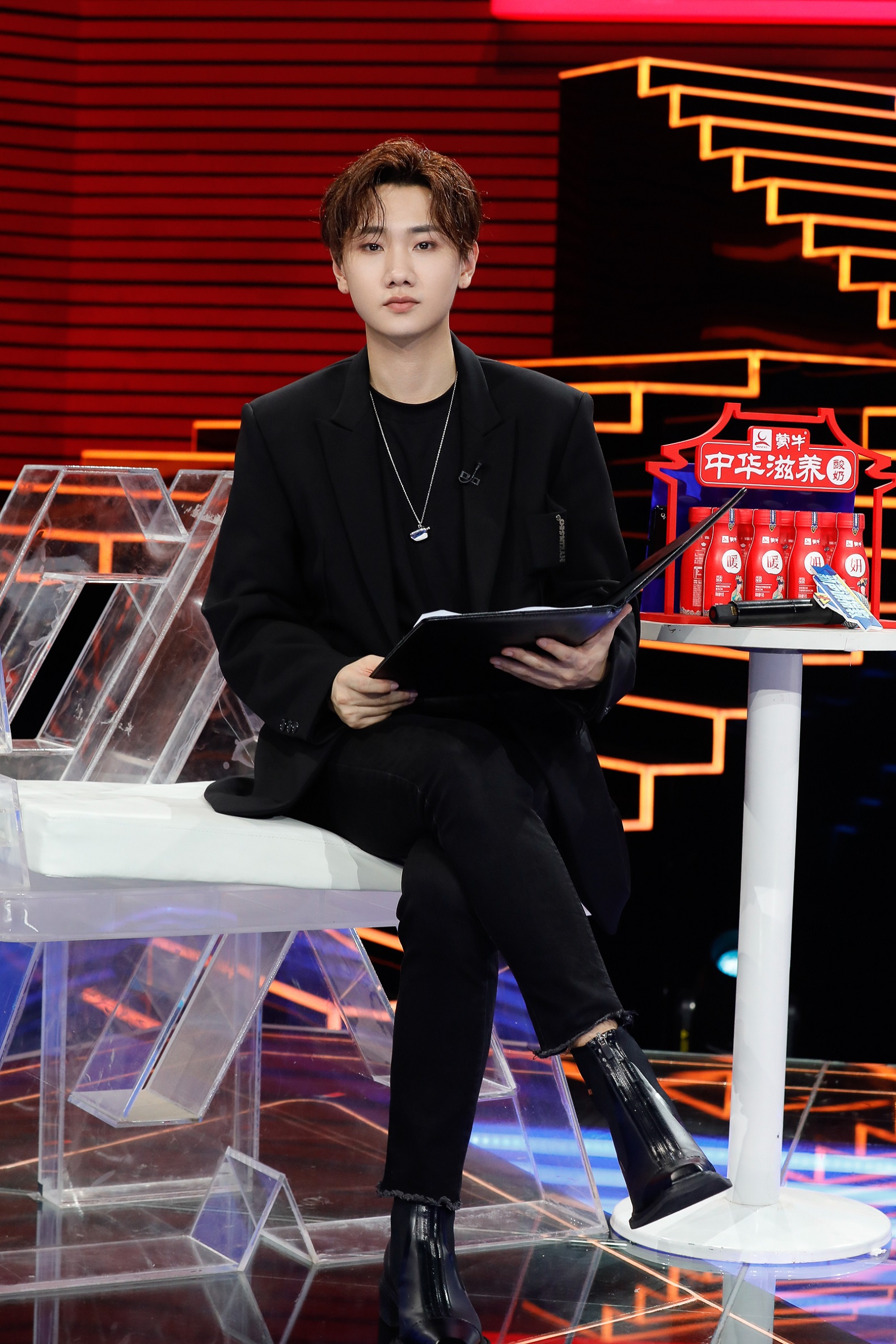 刚结束的毕业汇演,酷狗音乐副总裁陈英烽为优秀毕业生