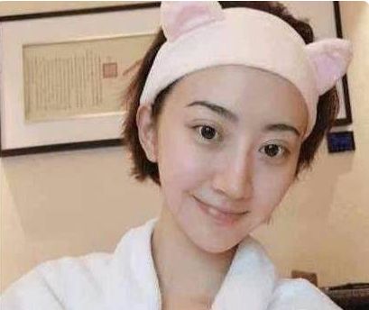 郑爽卸妆80分,周冬雨卸妆85分,景甜卸妆90分,她才刚及格