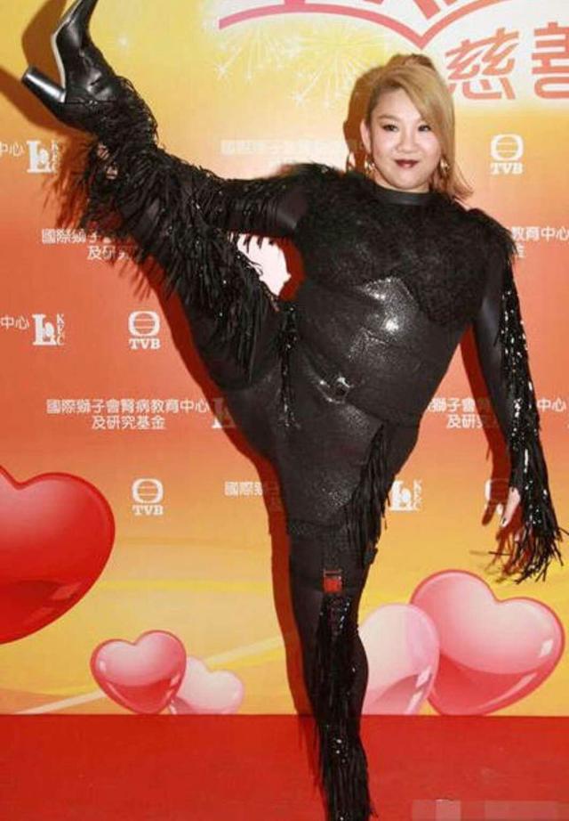 67郑欣宜胖到"失控"!穿白色开叉裙勒出直筒身材,180斤够真实