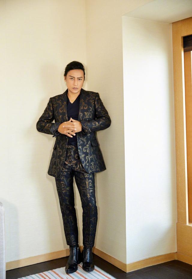 还珠格格中他是尔泰今穿金色印花西装配短靴复古霸气