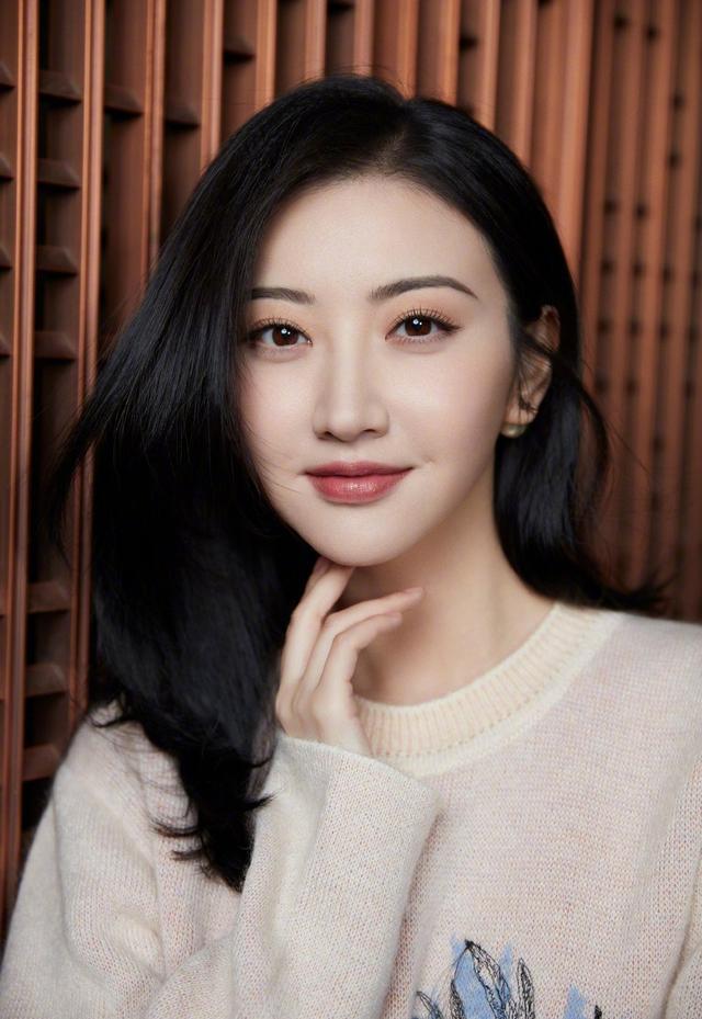 景甜真的好适合黑长直发型,配针织毛衣温柔清纯,一点不像32岁