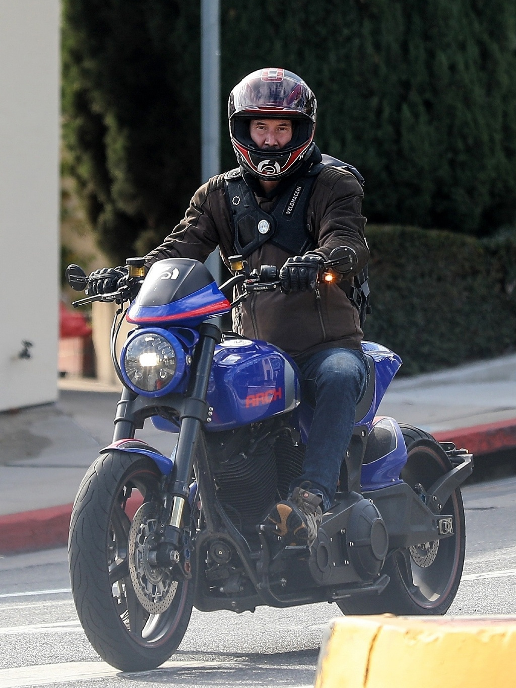 56岁基努里维斯骑摩托兜风机车夹克大皮鞋亮相帅到爆表