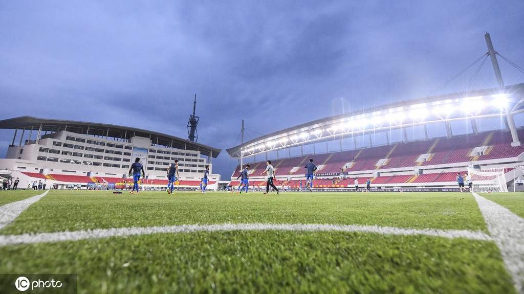 上海金山足球场,容纳人数:3万,建成时间:2005年.