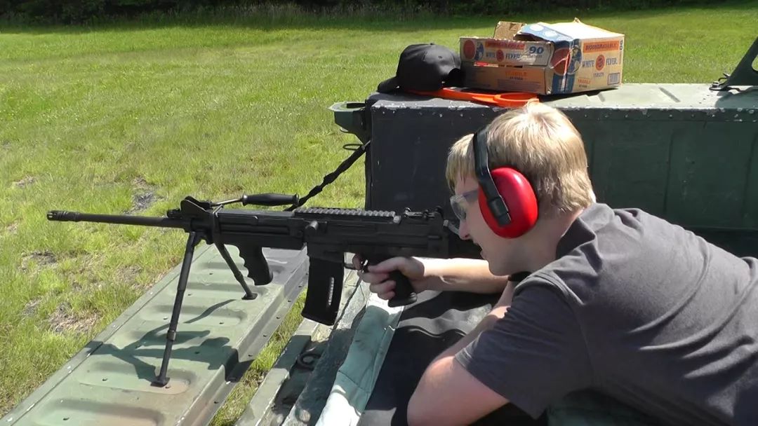 新加坡ultimax 100轻机枪