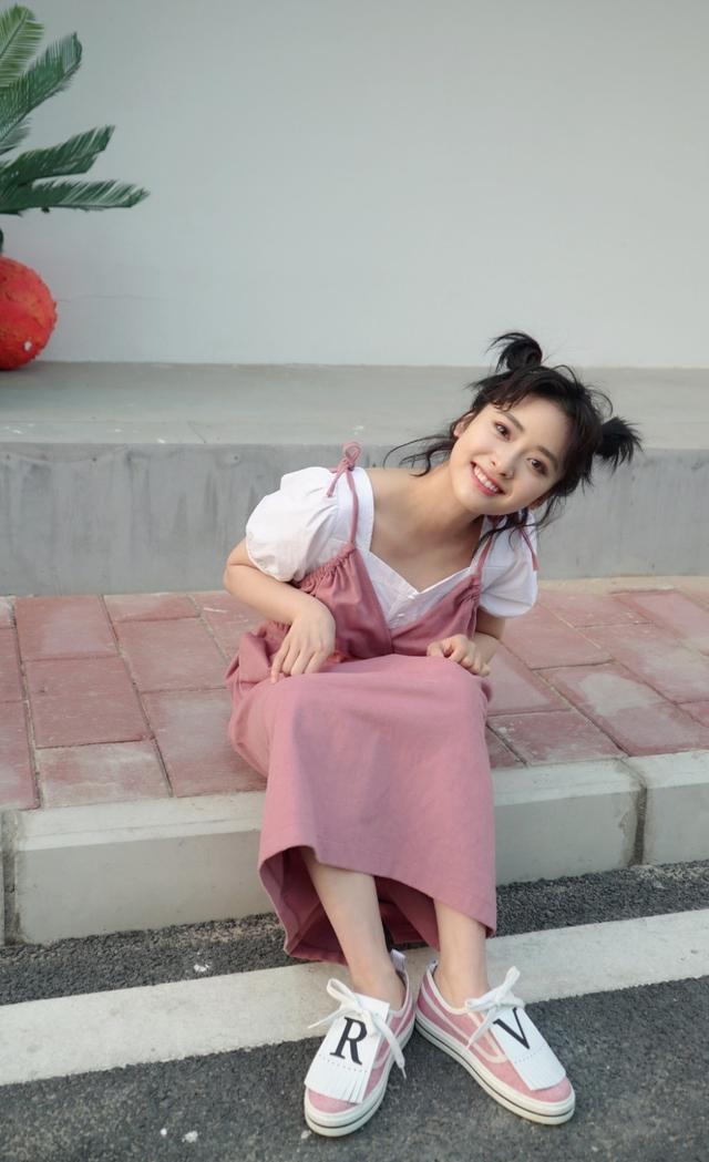 沈月太适合粉色了,配泡泡袖上衣扎双丸子头,这模样能有18岁?