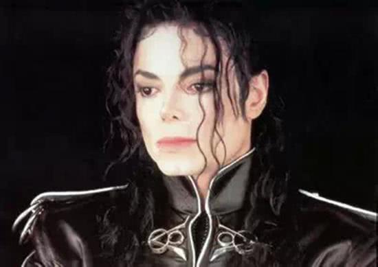 迈克尔杰克逊死后暴露鼻子真实状态,修补手术失败,戴十几年假体