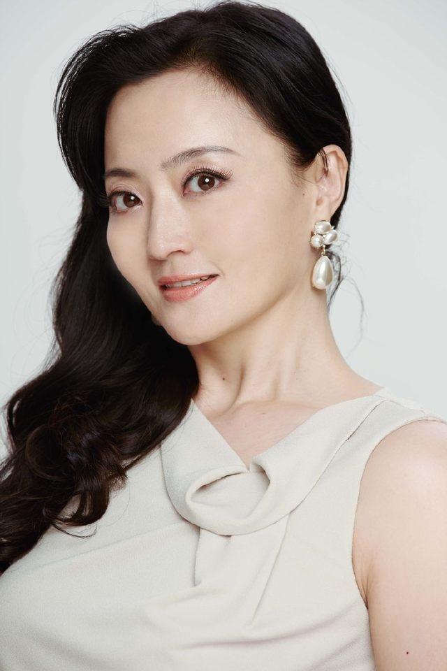 她是王志文的爱徒一婚嫁央视主持人二婚嫁给圈外人终于幸福