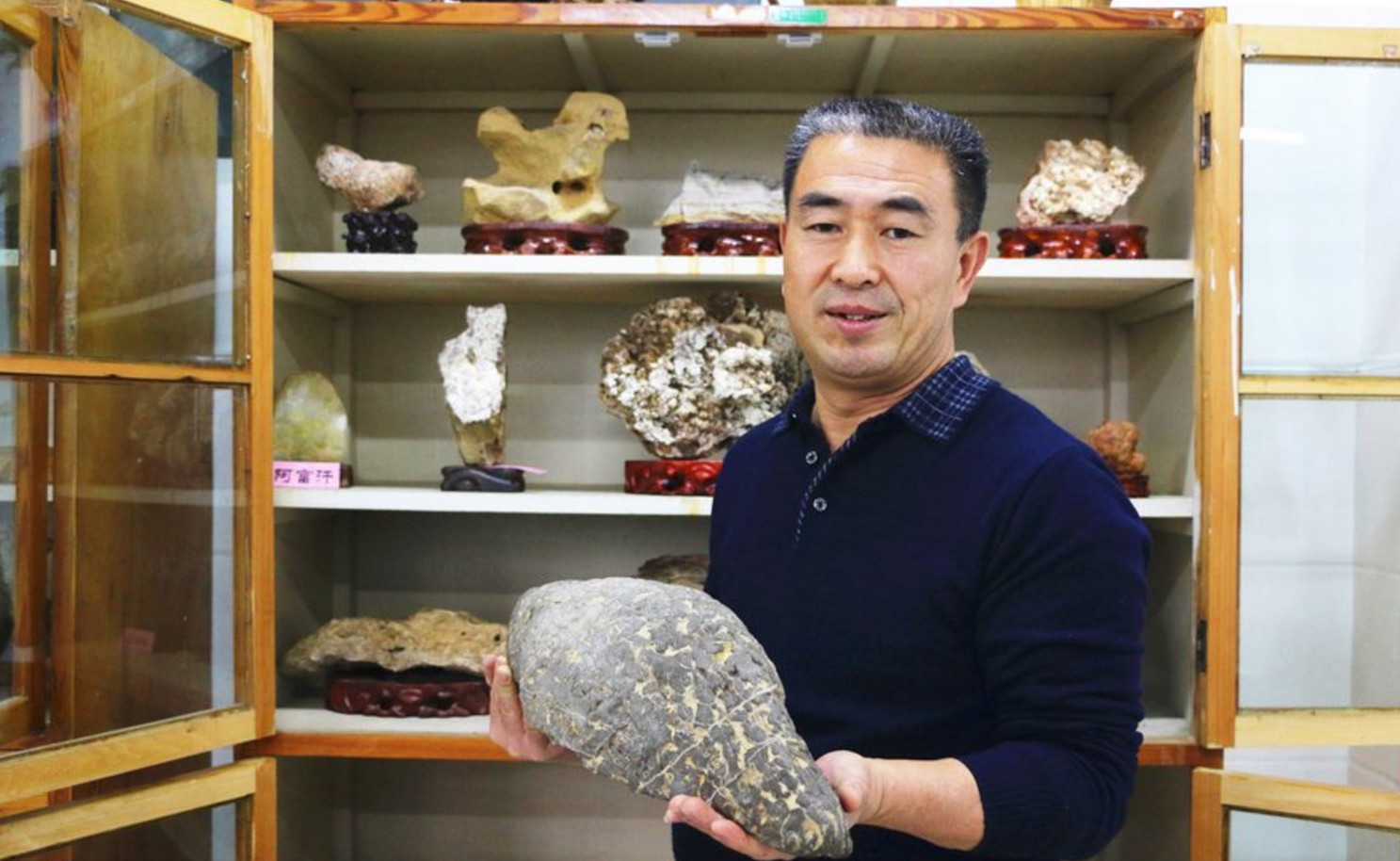 男子15年精挑细选,收集了两百块罕见奇石,给多少钱不卖