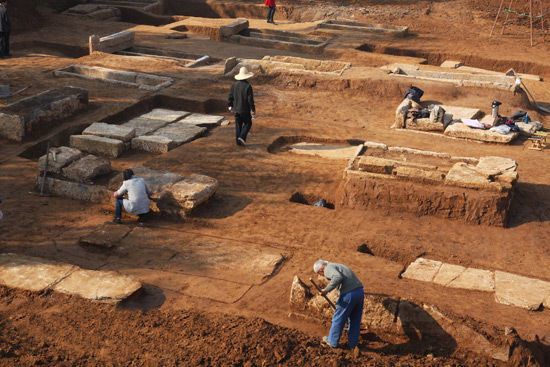 30米小土包每晚都"地震",考古队挖掘后,3000年神秘古国重现了