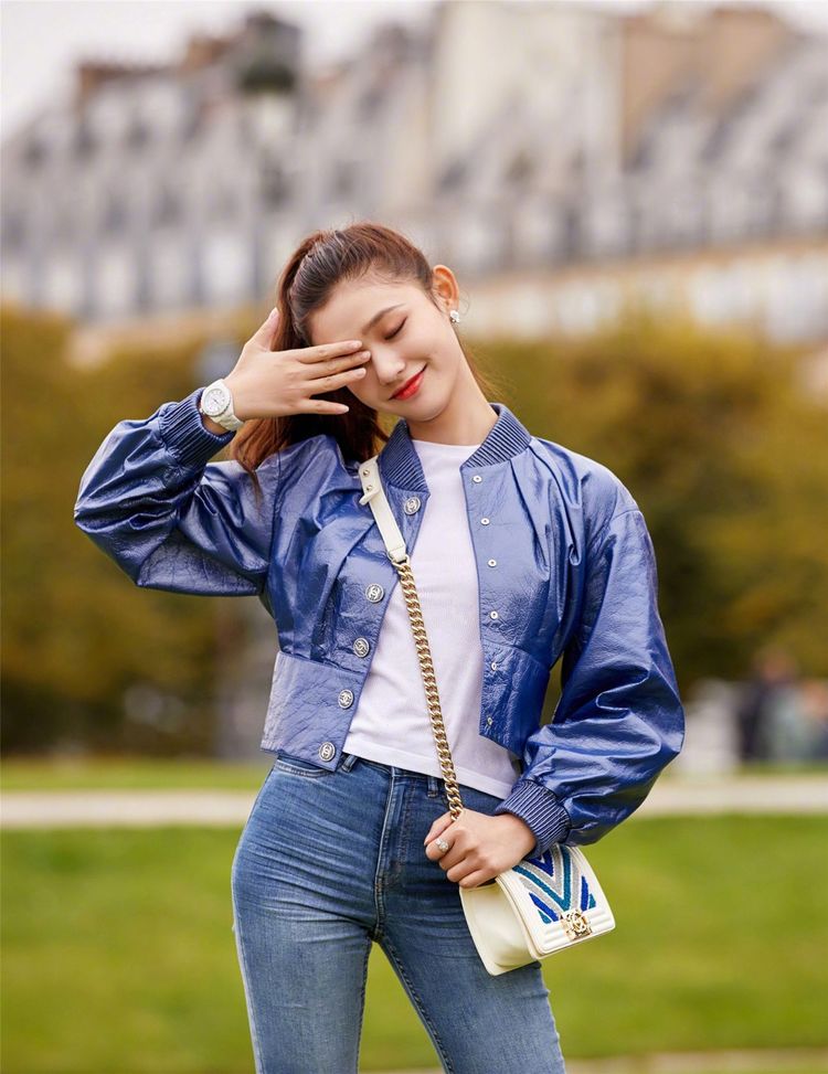 林允太接地气了眉毛都没画也敢出门配针织衫牛仔裤不像女明星