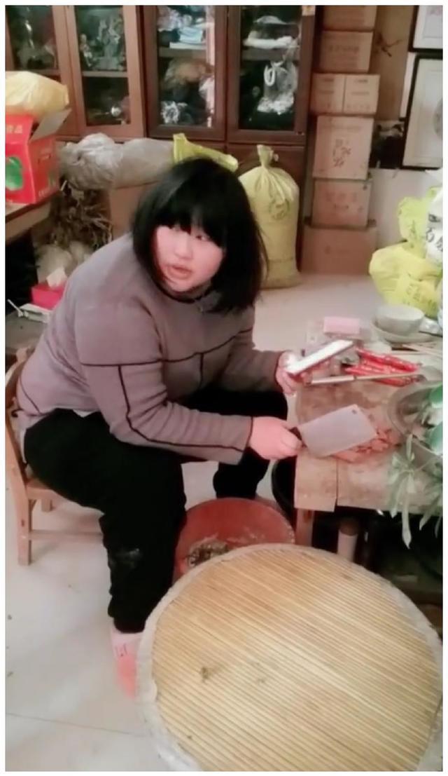 大衣哥朱之文之女朱雪梅穿着邋遢大衣嫂无辜躺枪遭网友指责