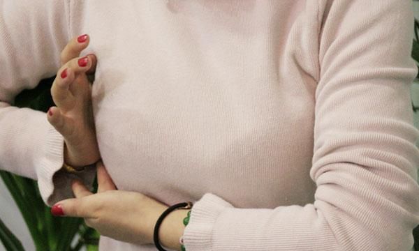 来月经前一周就开始胸部胀痛,是怎么回事?教你方法轻松应对