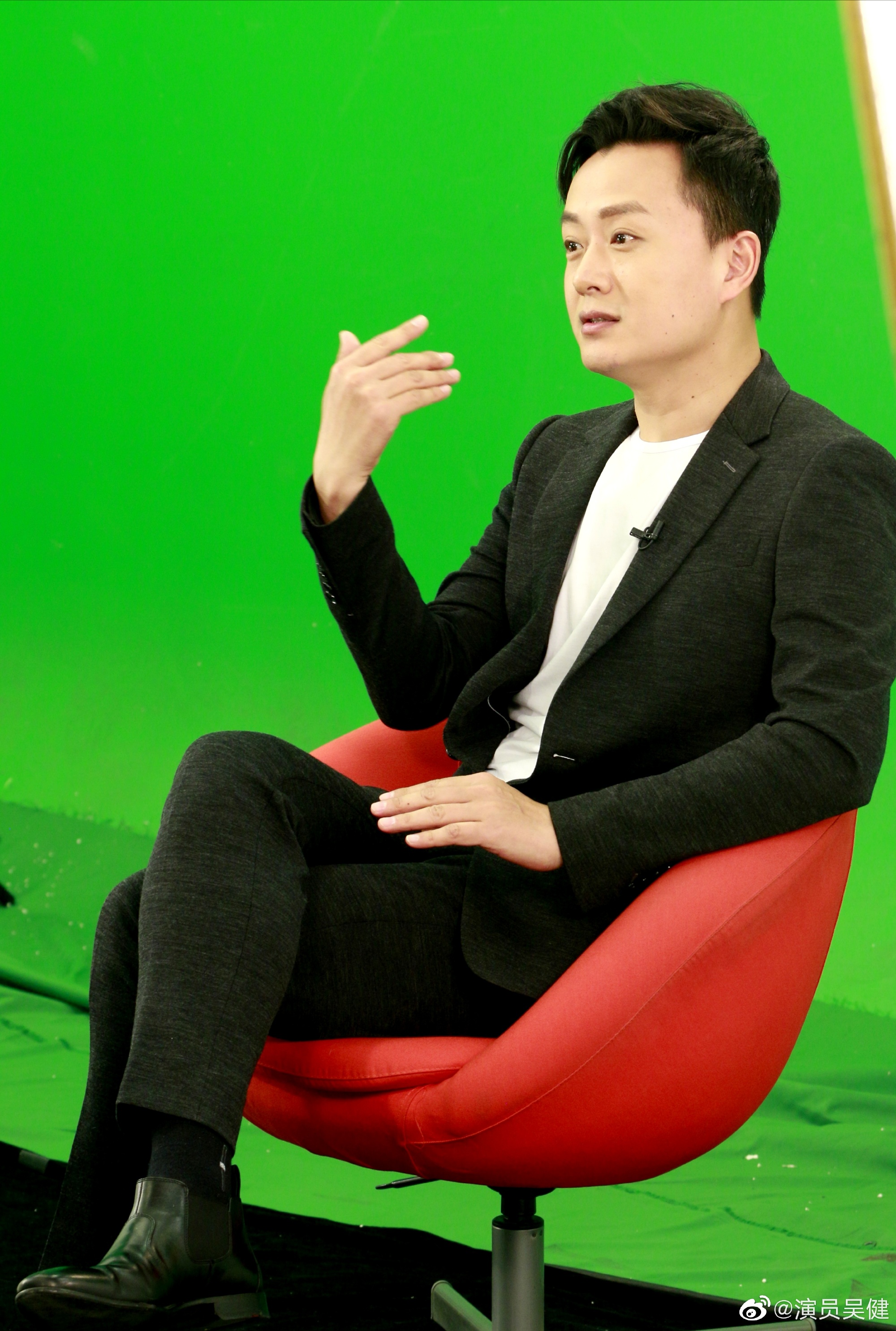 的拍摄▽吴健的形象一直非常正面,但俗话说的好"没有任何一个男演员能