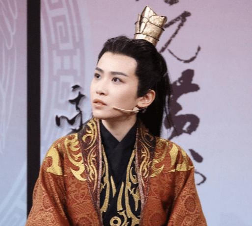 还记得《庆余年》的小皇帝吗?脱下男装换上马蹄鞋,女人味十足!