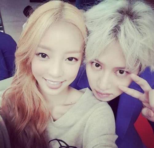 为何好脾气的金希澈也发怒了?记者拉上雪莉具荷拉,刺痛他底线了