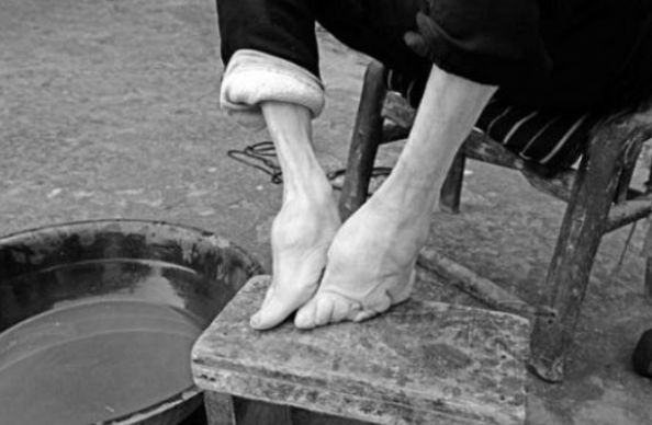 裹脚如此痛苦,为何古代女子一定要做呢?都是因为男人私欲