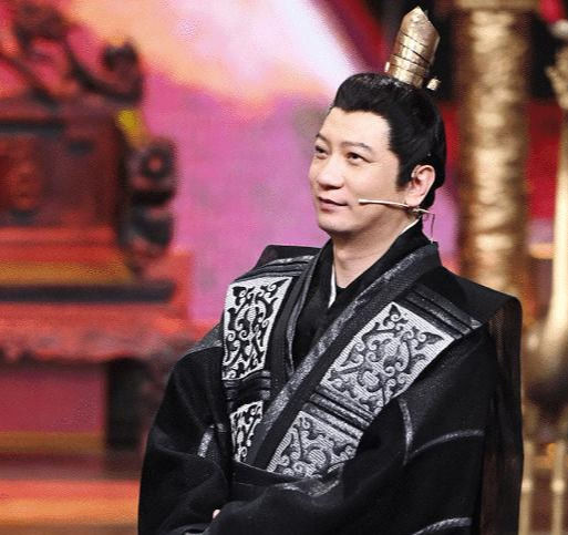 还记得《庆余年》的小皇帝吗?脱下男装换上马蹄鞋,女人味十足!