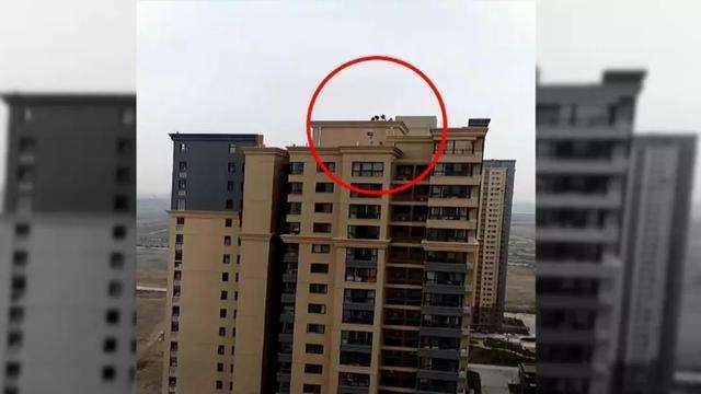 居民阳台晾衣服,看到对面楼顶有人影,放大看清后,随即报警