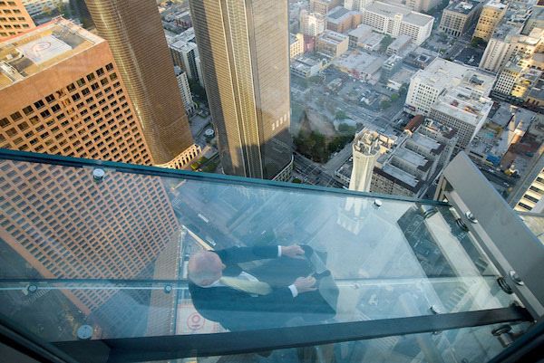 世界最"可怕"的楼梯,挂在距地面300米大楼外侧,滑13米只需5秒|滑梯