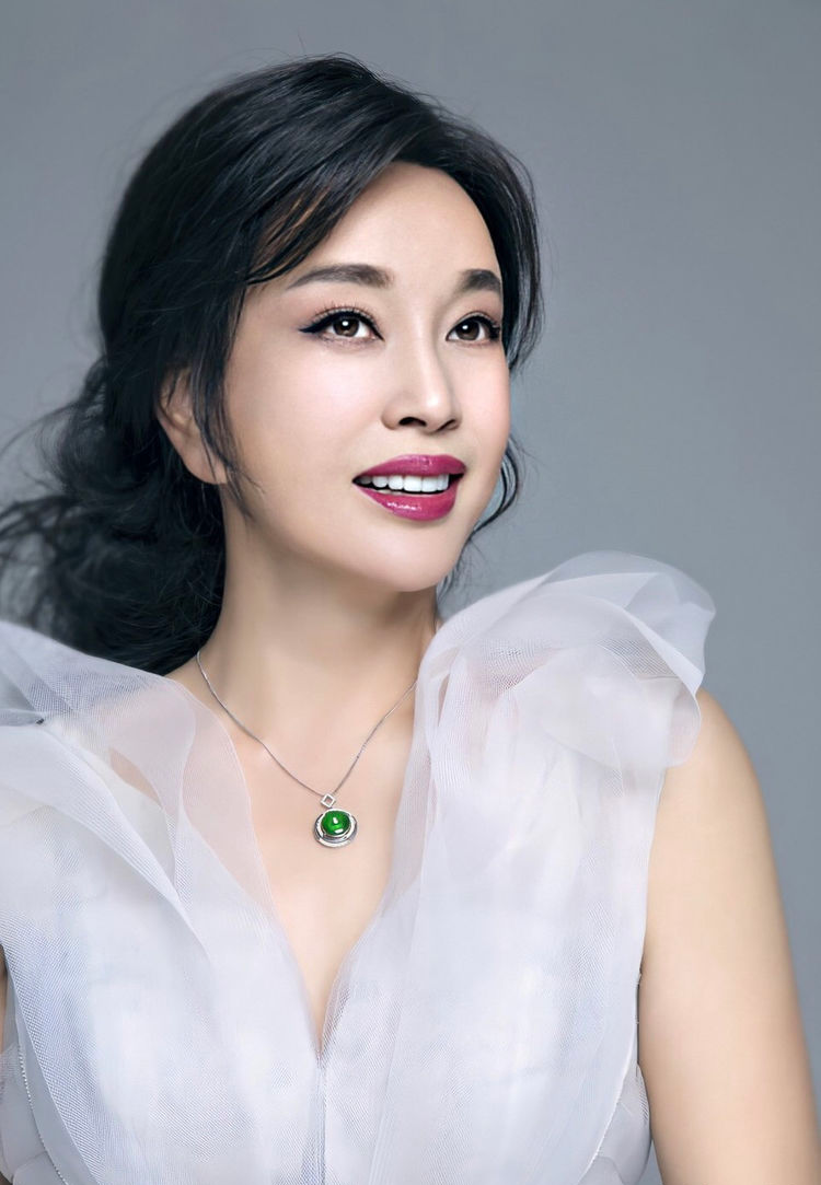 曾偷税入狱,如今每天生活如皇后,家住豪宅,逛完院子要两天!