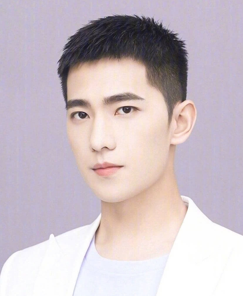 面对检验男神标准的发型——寸头,他的驾驭能力也不在话下.