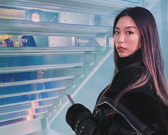 高以翔女友晒在家嗨歌,表情用力又投入,背景疑为男友生前婚房