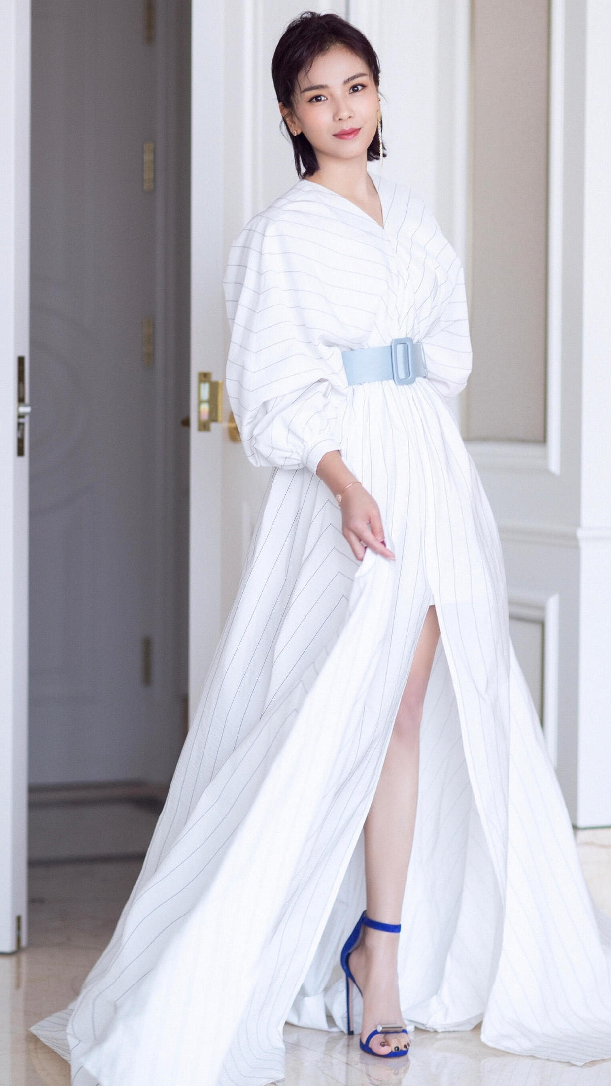 刘涛颜值高还会穿,身穿一件白色印花连衣裙性感大气,霸气十足