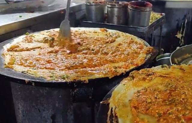 印度小贩摆摊做"中国煎饼果子",加入整块黄油,看着就没食欲