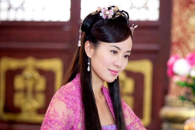 在tvb的六年合约中,叶璇拍摄很多经典的影视剧作品,比如《再生缘》中