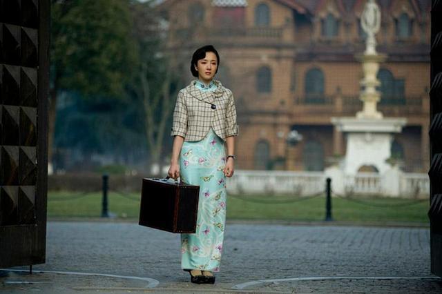 气质优雅矜持,搭配一件格纹的小外套,手持复古的皮箱,乱世佳人的感觉